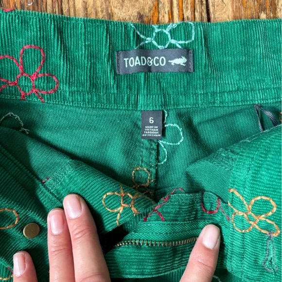 Toad&Co Green Floral Women Shorts - Picture 3 of 3
